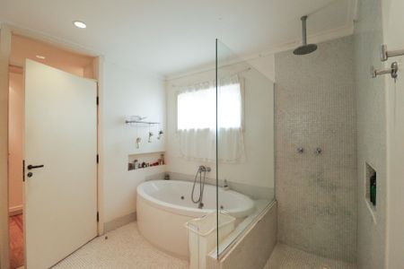 Casa à venda com 450m², 3 quartos e 3 vagas Casa à venda com 450m², 3 quartos e 3 vagasBanheiro da Suíte 1