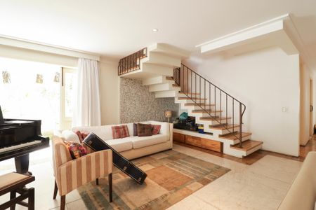 Casa à venda com 450m², 3 quartos e 3 vagas Casa à venda com 450m², 3 quartos e 3 vagasSala