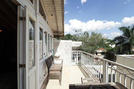 Casa à venda com 450m², 3 quartos e 3 vagas Casa à venda com 450m², 3 quartos e 3 vagasSótão