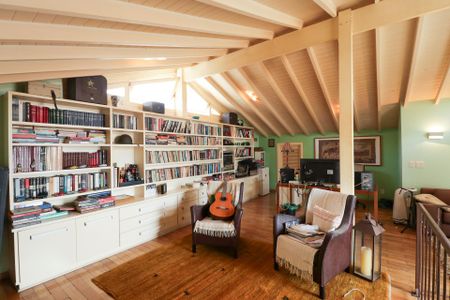 Casa à venda com 450m², 3 quartos e 3 vagas Casa à venda com 450m², 3 quartos e 3 vagasSótão