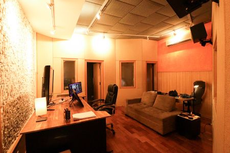 Casa à venda com 450m², 3 quartos e 3 vagas Casa à venda com 450m², 3 quartos e 3 vagasEstúdio