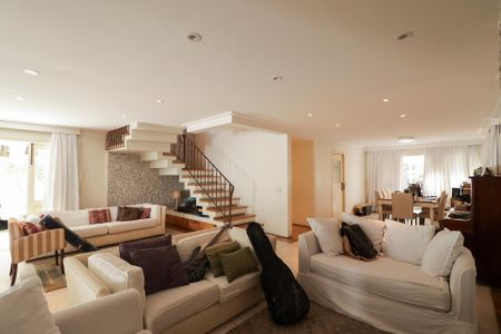 Casa à venda com 450m², 3 quartos e 3 vagas Casa à venda com 450m², 3 quartos e 3 vagasSala