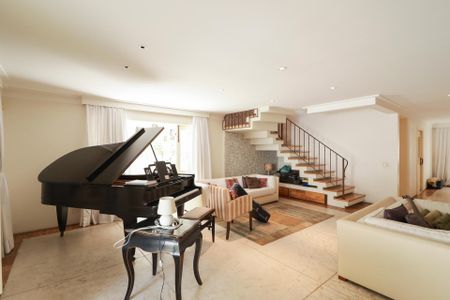 Casa à venda com 450m², 3 quartos e 3 vagas Casa à venda com 450m², 3 quartos e 3 vagasSala