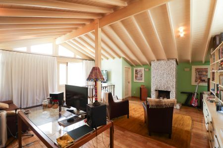 Casa à venda com 450m², 3 quartos e 3 vagas Casa à venda com 450m², 3 quartos e 3 vagasSótão