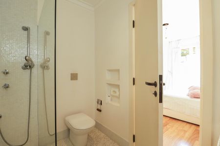 Casa à venda com 450m², 3 quartos e 3 vagas Casa à venda com 450m², 3 quartos e 3 vagasBanheiro da Suíte 2