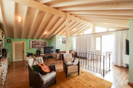 Casa à venda com 450m², 3 quartos e 3 vagas Casa à venda com 450m², 3 quartos e 3 vagasSótão