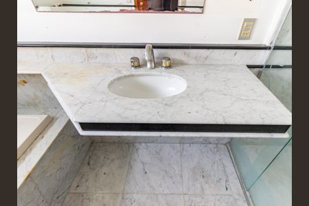 Apartamento à venda com 234m², 4 quartos e 4 vagas Apartamento à venda com 234m², 4 quartos e 4 vagasBanheiro da Suíte 1