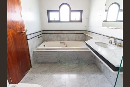 Apartamento à venda com 234m², 4 quartos e 4 vagas Apartamento à venda com 234m², 4 quartos e 4 vagasBanheiro da Suíte 1