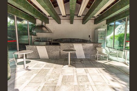 Apartamento à venda com 234m², 4 quartos e 4 vagas Apartamento à venda com 234m², 4 quartos e 4 vagasÁrea comum - Churrasqueira