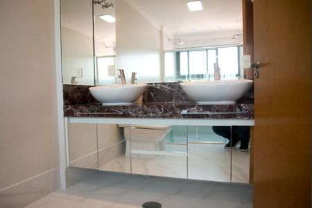 Apartamento para alugar com 280m², 3 quartos e 4 vagasBanheiro da Suíte 1