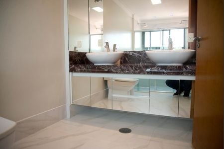 Apartamento para alugar com 280m², 3 quartos e 4 vagasBanheiro da Suíte 1