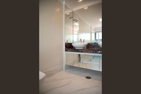 Apartamento para alugar com 280m², 3 quartos e 4 vagasBanheiro da Suíte 1