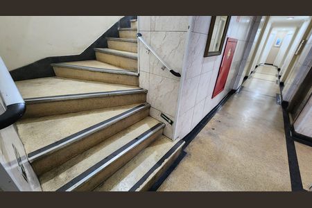 Apartamento para alugar com 50m², 1 quarto e 1 vaga Apartamento para alugar com 50m², 1 quarto e 1 vagaEscada