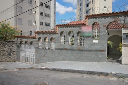 Casa para alugar com 357m², 8 quartos e 3 vagasFachada