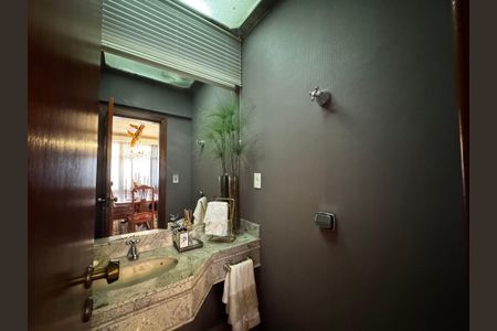 Apartamento à venda com 190m², 4 quartos e 3 vagasBanheiro 4 - Lavabo