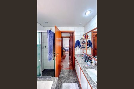 Apartamento à venda com 200m², 4 quartos e 2 vagasBanheiro da Suíte 1