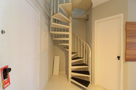 Apartamento para alugar com 60m², 1 quarto e 1 vaga Apartamento para alugar com 60m², 1 quarto e 1 vagaEscadas