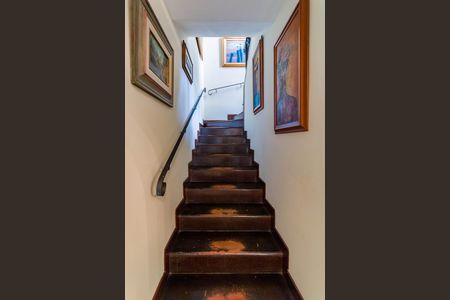 Casa para alugar com 430m², 5 quartos e 4 vagasEscada