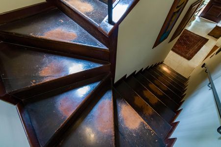 Casa para alugar com 430m², 5 quartos e 4 vagasEscada