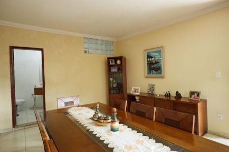 Casa à venda com 237m², 5 quartos e 1 vagaSala