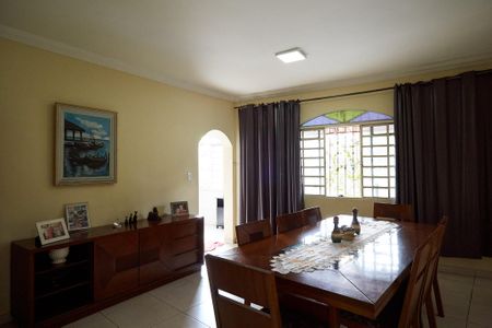 Casa à venda com 237m², 5 quartos e 1 vagaSala