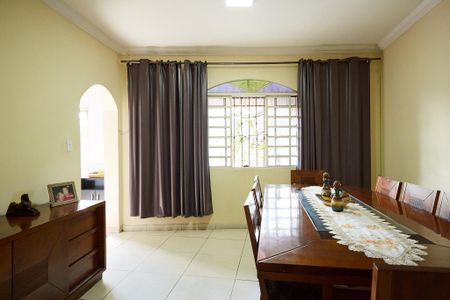 Casa à venda com 237m², 5 quartos e 1 vagaSala