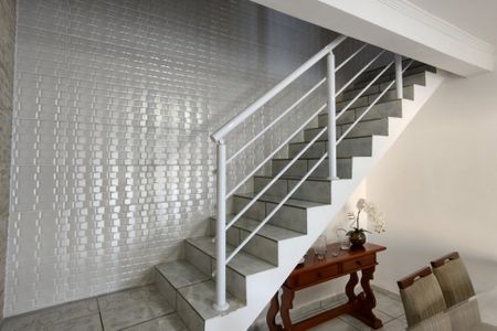 Casa para alugar com 200m², 4 quartos e 8 vagasEscada