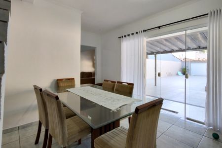 Casa para alugar com 200m², 4 quartos e 8 vagasSala