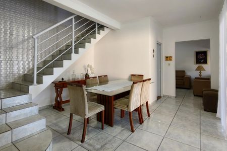 Casa para alugar com 200m², 4 quartos e 8 vagasSala