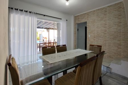 Casa para alugar com 200m², 4 quartos e 8 vagasSala