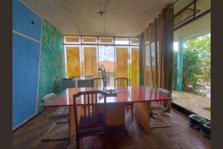 Casa à venda com 247m², 5 quartos e 4 vagas Casa à venda com 247m², 5 quartos e 4 vagasSala