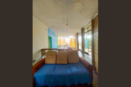 Casa à venda com 247m², 5 quartos e 4 vagas Casa à venda com 247m², 5 quartos e 4 vagasSala