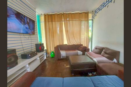 Casa à venda com 247m², 5 quartos e 4 vagas Casa à venda com 247m², 5 quartos e 4 vagasSala