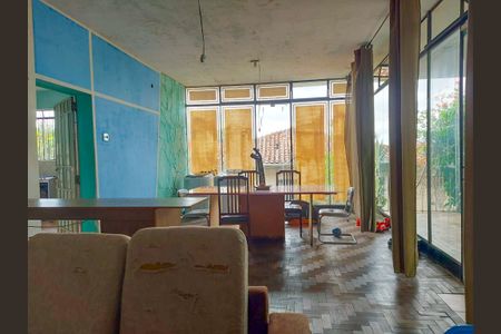 Casa à venda com 247m², 5 quartos e 4 vagas Casa à venda com 247m², 5 quartos e 4 vagasSala