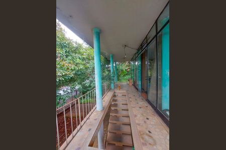 Casa à venda com 247m², 5 quartos e 4 vagas Casa à venda com 247m², 5 quartos e 4 vagasVaranda