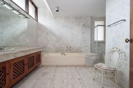 Casa de condomínio à venda com 958m², 6 quartos e 6 vagas Casa de condomínio à venda com 958m², 6 quartos e 6 vagasBanheiro da Suíte 1