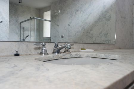 Casa de condomínio à venda com 958m², 6 quartos e 6 vagas Casa de condomínio à venda com 958m², 6 quartos e 6 vagasBanheiro da Suíte 1