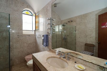 Casa de condomínio à venda com 958m², 6 quartos e 6 vagas Casa de condomínio à venda com 958m², 6 quartos e 6 vagasBanheiro da Suíte 2