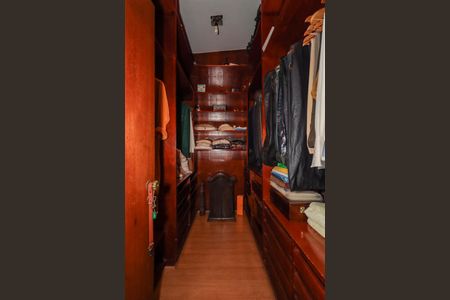 Casa de condomínio à venda com 958m², 6 quartos e 6 vagas Casa de condomínio à venda com 958m², 6 quartos e 6 vagasCloset da Suíte 2