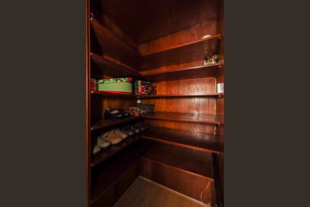 Casa de condomínio à venda com 958m², 6 quartos e 6 vagas Casa de condomínio à venda com 958m², 6 quartos e 6 vagasCloset da Suíte 1