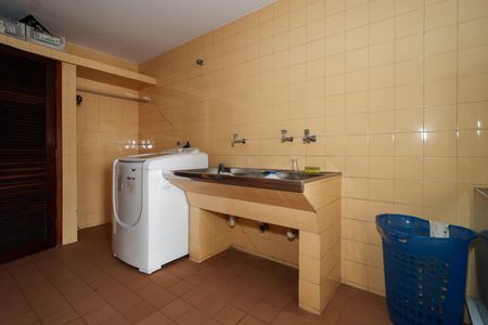 Casa de condomínio à venda com 958m², 6 quartos e 6 vagas Casa de condomínio à venda com 958m², 6 quartos e 6 vagasÁrea de Serviço