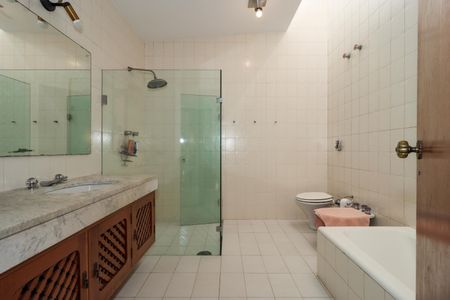 Casa de condomínio à venda com 958m², 6 quartos e 6 vagas Casa de condomínio à venda com 958m², 6 quartos e 6 vagasBanheiro da Suíte 3