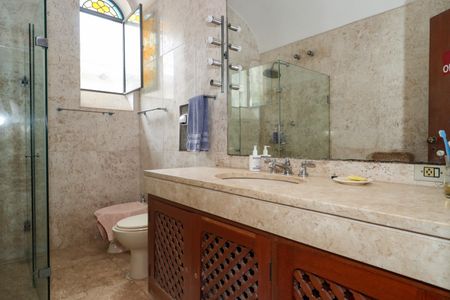 Casa de condomínio à venda com 958m², 6 quartos e 6 vagas Casa de condomínio à venda com 958m², 6 quartos e 6 vagasBanheiro da Suíte 2