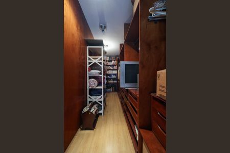 Casa de condomínio à venda com 958m², 6 quartos e 6 vagas Casa de condomínio à venda com 958m², 6 quartos e 6 vagasCloset da Suíte 4