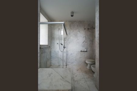 Casa de condomínio à venda com 958m², 6 quartos e 6 vagas Casa de condomínio à venda com 958m², 6 quartos e 6 vagasBanheiro da Suíte 1