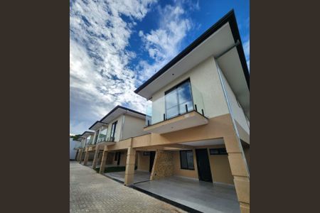 Casa de condomínio à venda com 123m², 4 quartos e 2 vagasFachada das casas