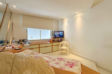 Apartamento à venda com 300m², 4 quartos e 4 vagasQuarto 01