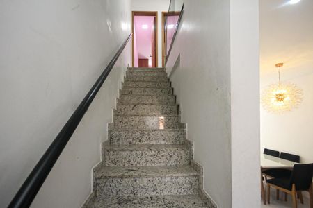 Casa à venda com 140m², 3 quartos e 2 vagasEscada