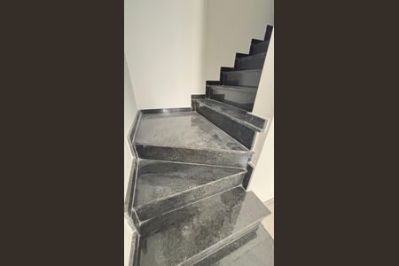 Apartamento à venda com 106m², 2 quartos e 2 vagas Apartamento à venda com 106m², 2 quartos e 2 vagasEscada