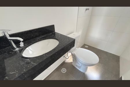 Apartamento à venda com 106m², 2 quartos e 2 vagas Apartamento à venda com 106m², 2 quartos e 2 vagasBanheiro da Suíte